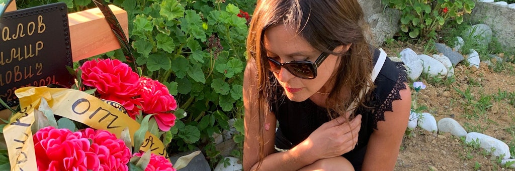 Die Lehrerin Alona Negrich hockt am Grab ihres Vaters, der vor kurzem starb. Sie sitzt in Abchasien, einem von Georgien abtrünnigen Gebiet im Südkaukasus, fest.