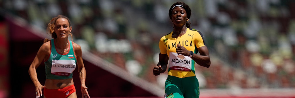 Zu lässig: Jamaikas Sprint-Star Shericka Jackson (r.) joggt nur noch ins Ziel und wird auf den letzten Metern noch von zwei Konkurrentinnen überholt.