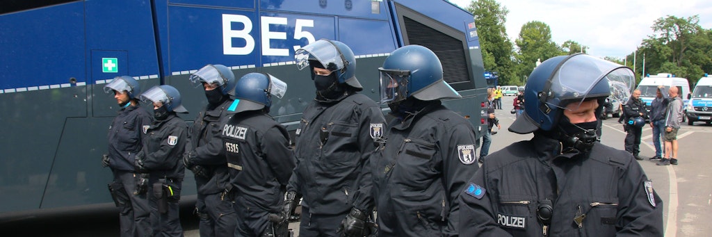 Polizisten versuchten, die verbotenen Querdenker-Demonstrationen zu unterbinden.