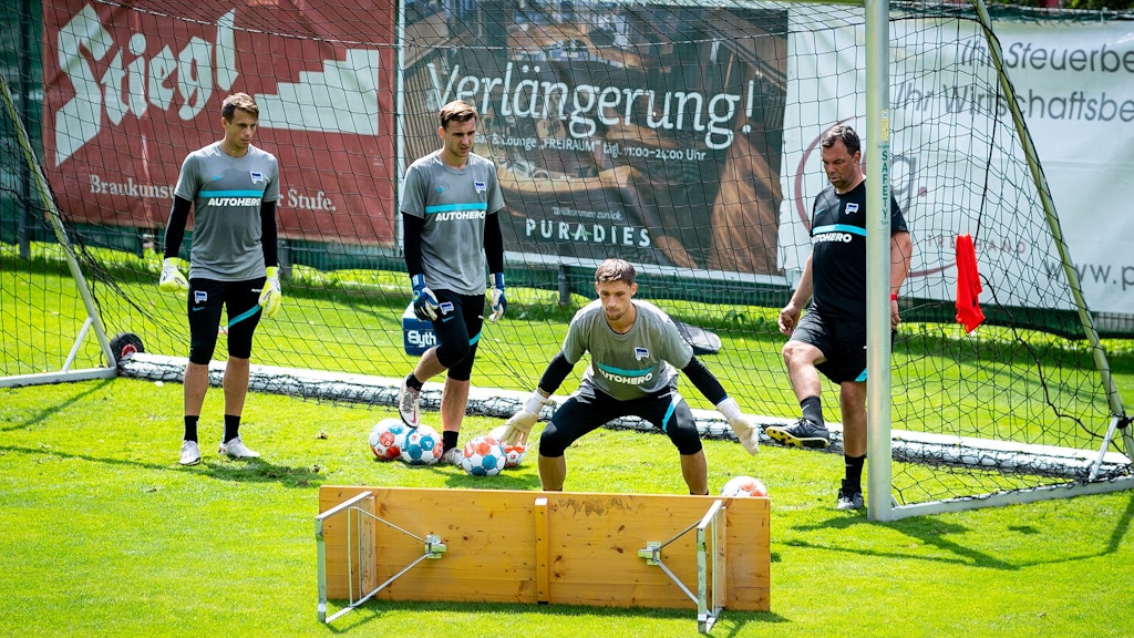 Da Staunen die Hertha-Keeper: Trainer Andreas Menger (r.) testet die Reaktionsschnelligkeit von Alexander Scholow, Marcel Lotka und Nils Körber (v.l.).