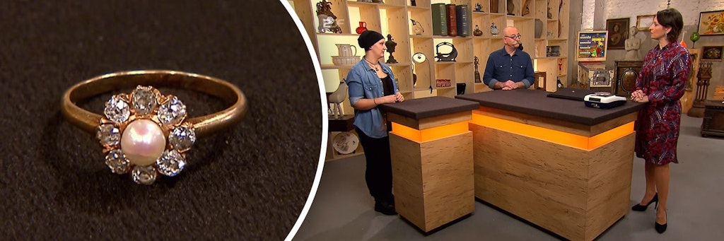 Dieser schöne Blümchen-Ring kam bei „Bares für Rares“ unter den Hammer. Rechts: Horst Lichter, Schmuck-Expertin Wendela Hort und Kandidatin Jule Flacke bei der Expertise.