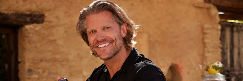 Paul Janke spielt bei „Bachelor in Paradise“ den weisen Barkeeper mit den Dating-Tipps.