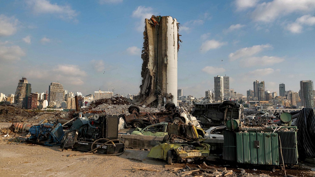 Noch vor drei Wochen, fast ein Jahr nach der Explosion, sah es im Hafen von Beirut so aus. 