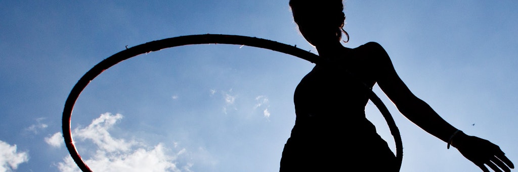 „Hula-Hoop sorgt für eine Festigung im Core-Bereich, stärkt also Bauch, Rücken und Taille“, sagt Expertin Corinna Loroff.