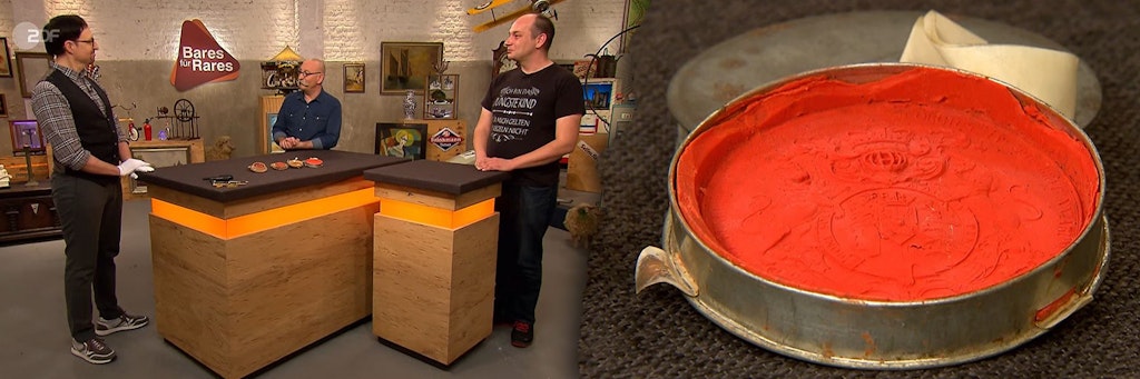 Kandidat Nils Grabiak (38) brachte vier alte Wachssiegel mit ins „Bares für Rares“-Studio. Links: Kunst-Experte Colmar Schulte-Goltz, Horst Lichter und der Kandidat bei der Expertise.