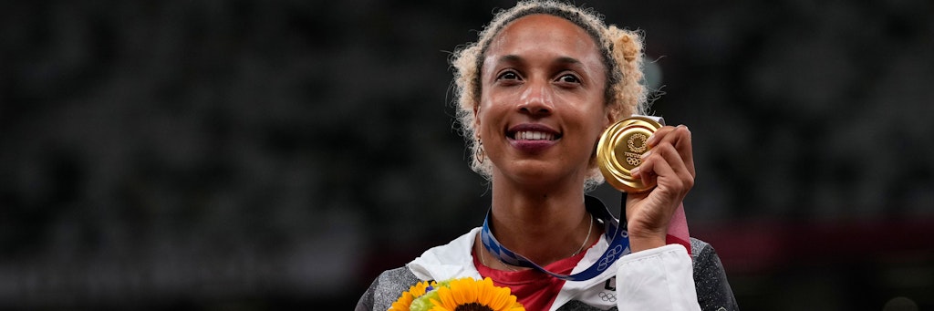 Malaika Mihambo freut sich über Gold im Weitsprung.