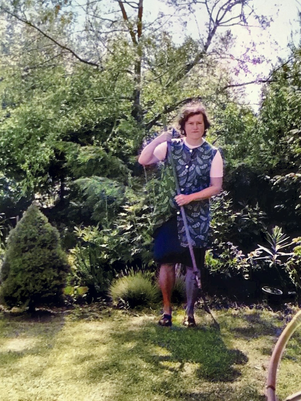 Katharina Stickforth, die Mutter von KURIER-Autorin Sabine Stickforth, Anfang der 60er Jahre in ihrem Garten und stets mit Kittelschürze.<br>