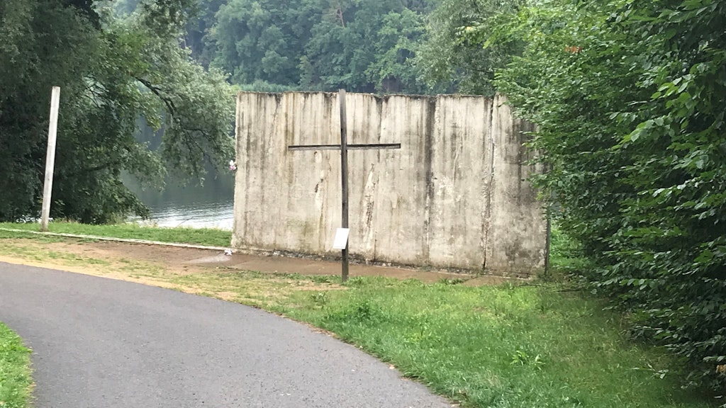 Ein Verein sorgte dafür, dass dieser Teil der Mauer zwischen Potsdam und Berlin am Uferweg des Griebnitzsees erhalten blieb. Ein Holzkreuz erinnert an die Toten, die in diesem DDR-Grenzabschnitt ums Leben kamen.