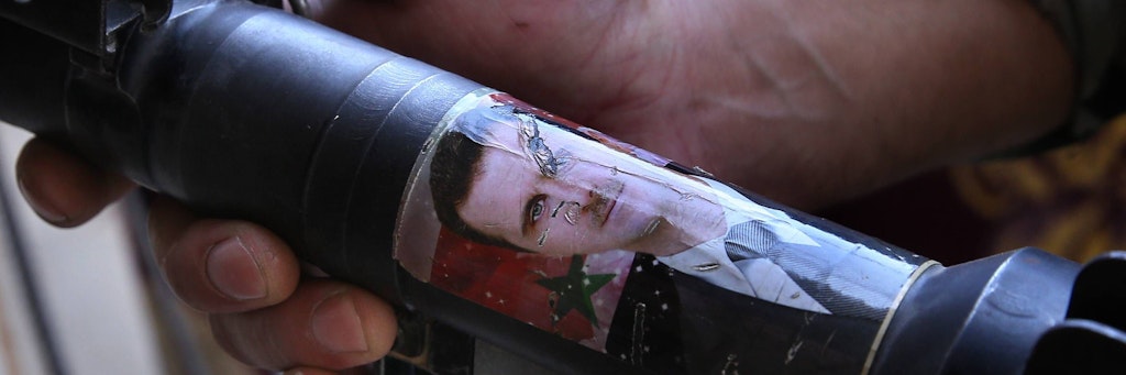 Eine Granate mit einem Bild des syrischen Diktators Assad in der Hand eines Soldaten.