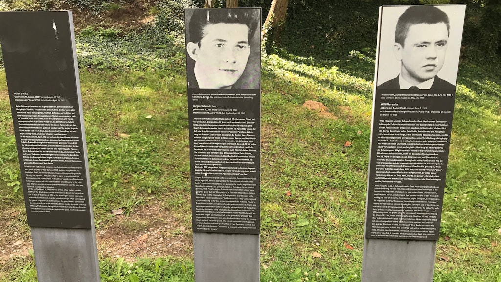 Diese Stelen erinnern an die Mauer-Opfer Peter Böhme (ohne Foto), Jörgen Schmidtchen und Willi Marzahn (v. l.).