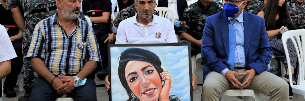Gedenken an die zehn Beiruter Feuerwehrleute wie Sahar Fares, die bei der Explosion starben. 