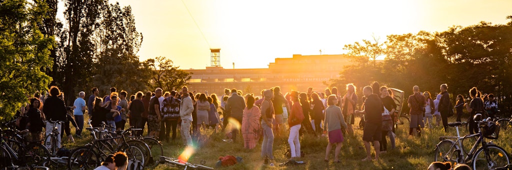 Partystimmung auf dem Tempelhofer Feld: Leider tanzt auch das Corona-Virus mit, wo viele Leute zusammenkommen.