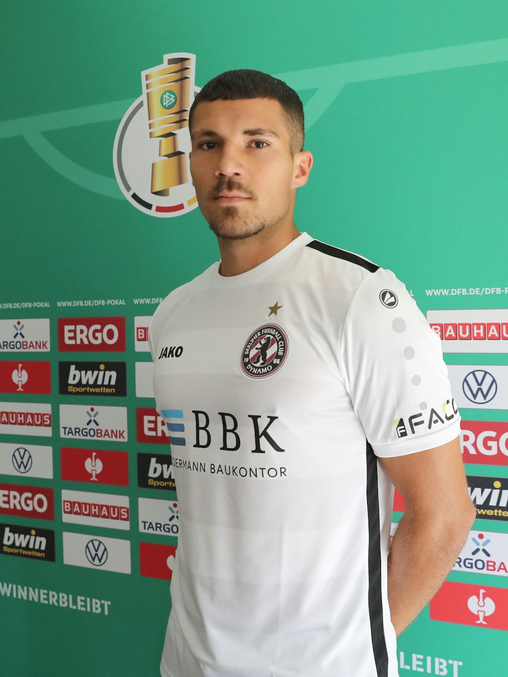 BFC-Kapitän Andreas Pollasch präsentiert stolz das neue Pokal-Trikot der Dynamos.