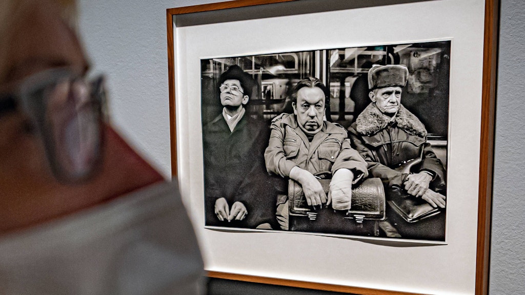 Sie könnten in gewisser Weise für den Ost-Charme stehen: Diese drei leicht mürrisch schauenden Herren in einer Ostberliner U-Bahn, die der bekannte DDR-Fotograf Harald Hauswald ablichtete. Das Foto ist ab und zu in Ausstellungen zu sehen.