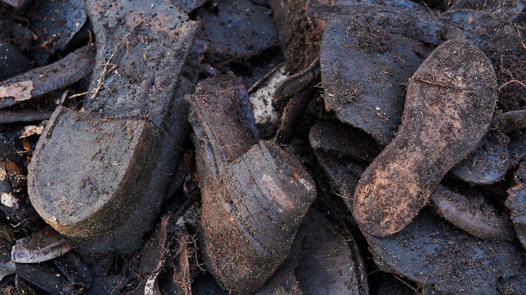2015 wurden bei Ausgrabungen im früheren KZ Stutthof Schuhe von Häftlingen gefunden. Etwa 65.000 der 110.000 Insassen waren in dem Lager bei Danzig ermordet worden, verhungert oder an Erschöpfung gestorben. 