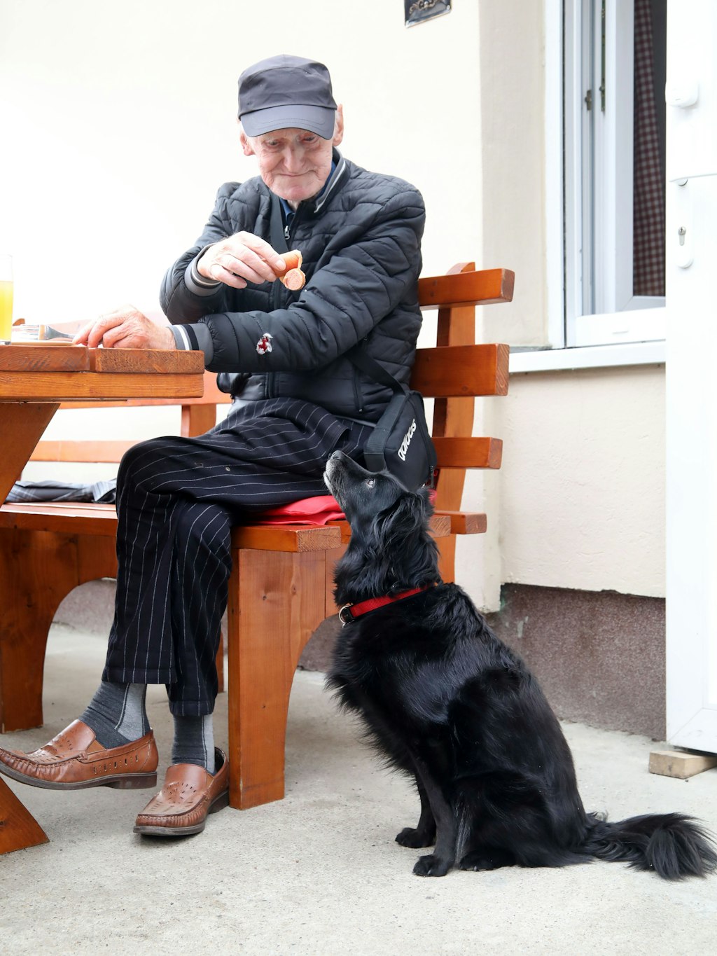 Werner (84) ist Stammgast in der Kleingartenanlage Alte Baumschule. Seine Bestellung: Apfelschorle, Amaretto, Kartoffelsalat - und für die Hündin des Chefs, Gina, eine lauwarme Bockwurst.