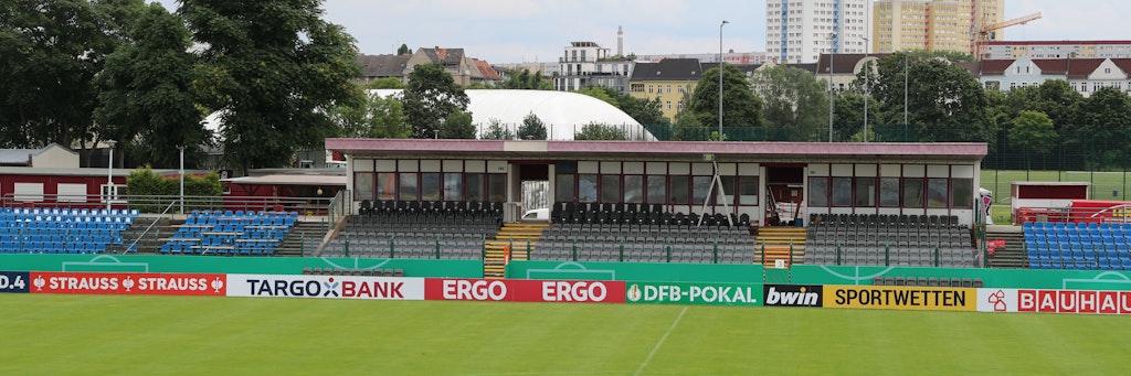 Es grünt so grün, wo Dynamos Träume blühen: Das Sportforum präsentiert sich im schmucken Gewand des DFB-Pokal-Brandings.