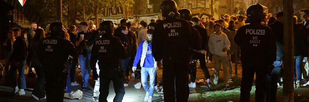 Müllberge, Gewalt, Ruhestörung: Nachts wird der James-Simon-Park zum Party-Treffpunkt, wo am Wochenende die Stimmung regelmäßig eskaliert und die Polizei eingreifen muss.