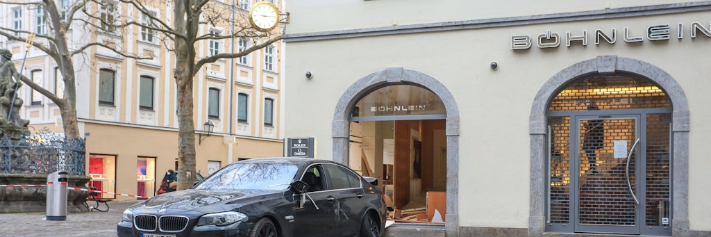 Bei dem Einbruch fuhren die Täter mit einem Auto in das Juweliergeschäft.