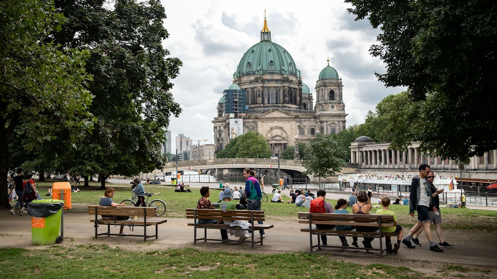 Tagsüber ist der Park eine kleine Oase an der Spree, der von Touristen und Büro-Mitarbeitern aus der Gegend für eine Pause genutzt wird.