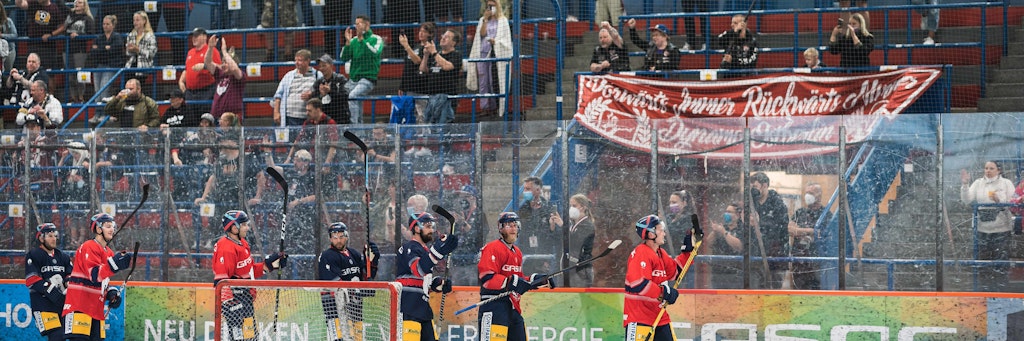 Das gab es lange nicht mehr: Die Eisbären gehen auf eine Ehrenrunde vor Fans.
