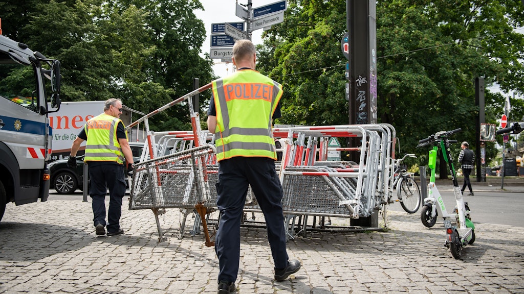 Mitarbeiter der Polizei stellten am Donnerstag Absperrgitter auf.