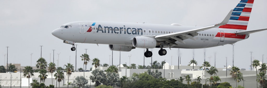 Eine Boeing 737-823 der Fluggesellschaft American Airlines landet auf dem Miami International Airport.