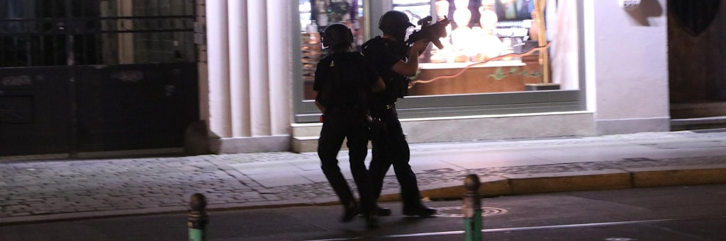 Schwer bewaffnete Polizisten auf der Schönhauser Allee.