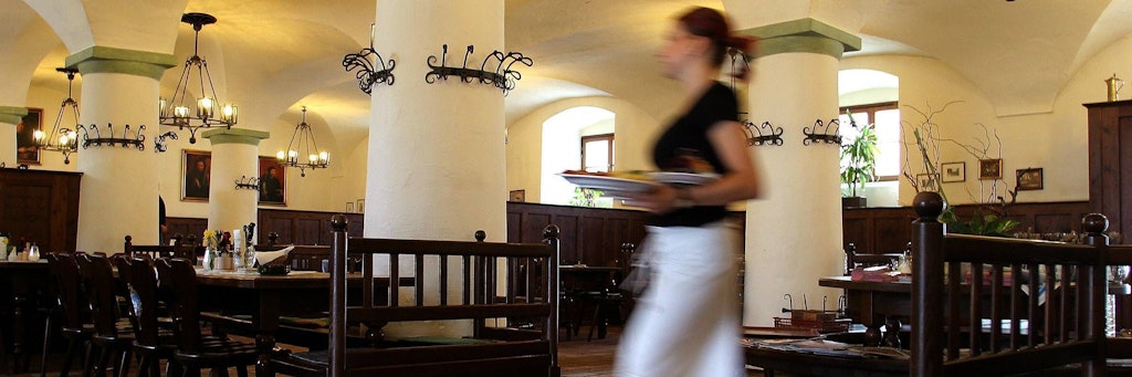 Kellnern darf das Essen beim Arbeitgeber als Einkommen angerechnet werden.
