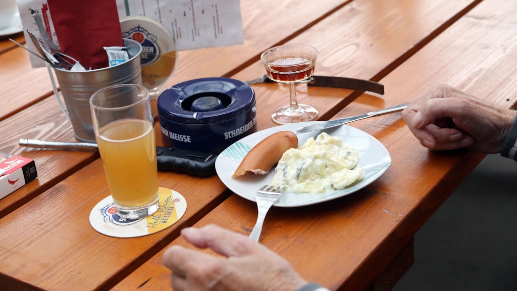 Bockwurst mir Kartoffelsalat geht eigentlich immer. Die meisten kommen wegen der Geselligkeit. 