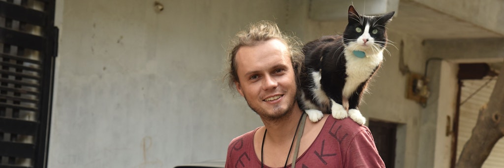 Zusammen mit Besitzer Martin Klauka ist Katze Mogli seit vier Jahren auf Weltreise.