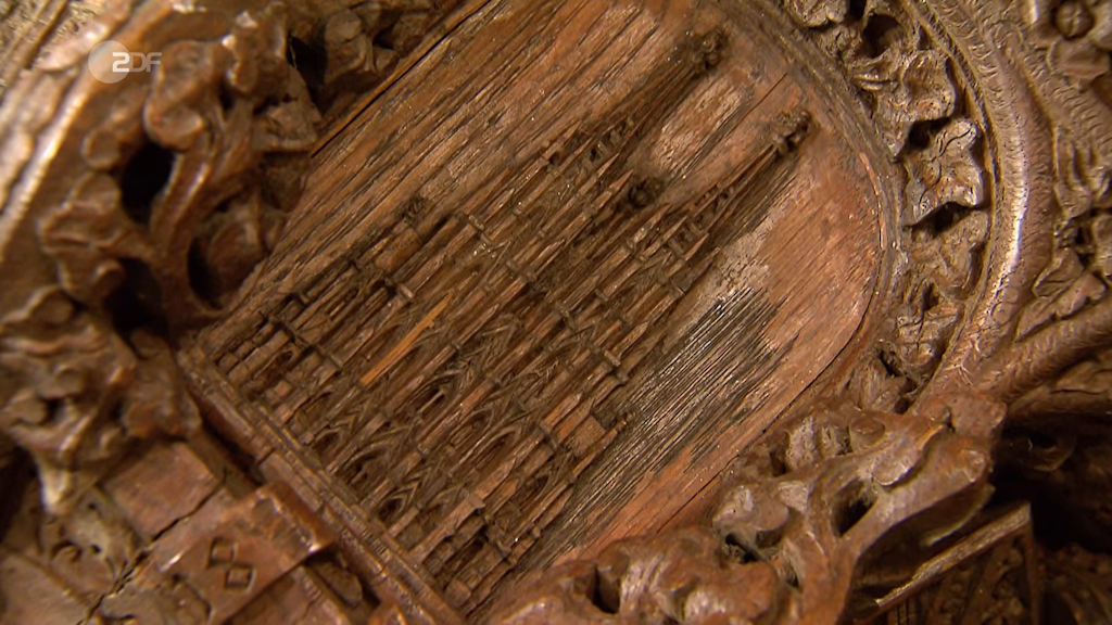 Sogar der Kölner Dom ist in die Schnitzereien eingearbeitet. Warum? Das erklärt Kunst-Experte Albert Maier im „Bares für Rares“-Studio.