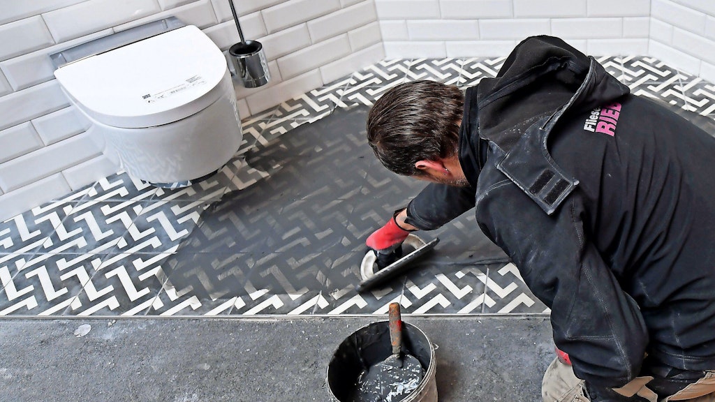 Wer sein Bad neu fließen lassen will, sollte frühzeitig die Arbeiten planen, raten die Handwerksinnungen.