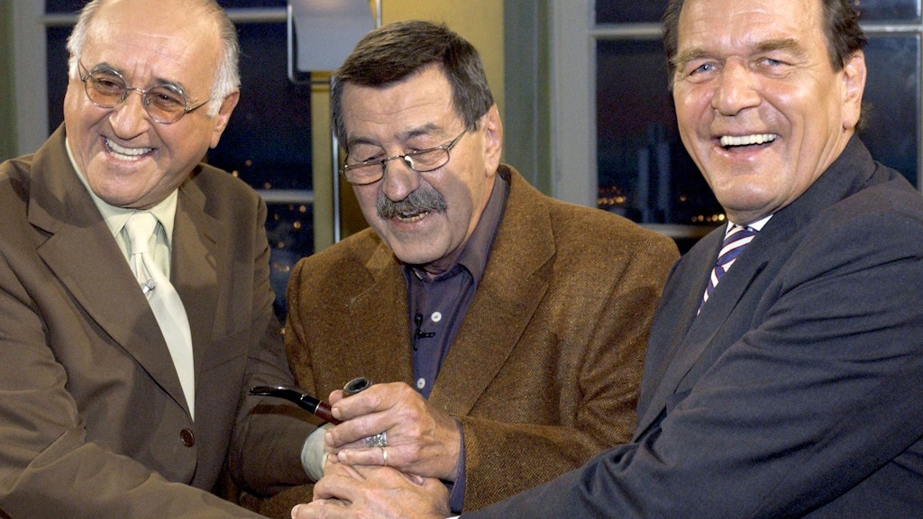 Gerhard Schröder (SPD), damals Bundeskanzler, der Schriftsteller Günter Grass und Moderator Alfred Biolek geben sich im Jahr 2002 nach einer Aufzeichnung von "Boulevard Bio" die Hand. Am 07.08.1991 war die Show gestartet. 