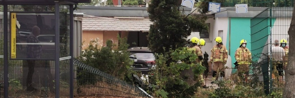 Auf Twitter zeigte die Feuerwehr ein Bild der skurrilen Situation. Hinten: Das Auto steht im Gebäude des TSV Rudow.