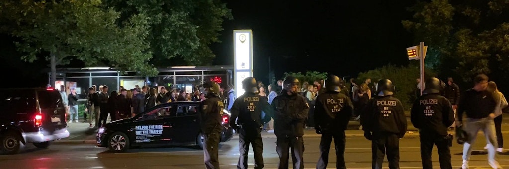 Vom James-Simon-Park in den Mauerpark: Auf dem Areal in Pankow feierten 1600 junge Menschen lautstark, bis die Polizei kam.<br> <br>