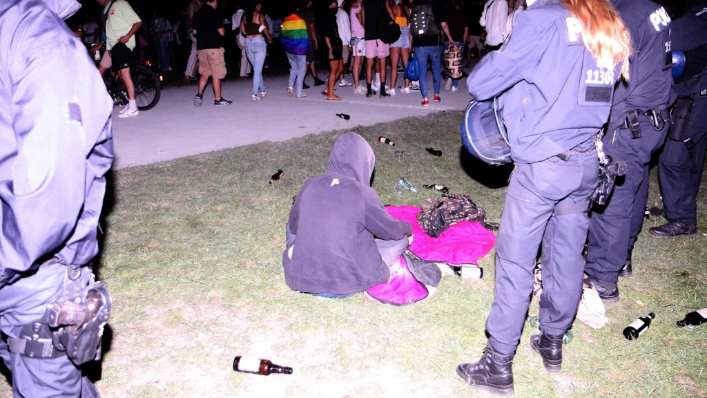 Auch die Hasenheide in Neukölln ist bereits ein Ort für illegale Partys, gegen die die Polizei einschreiten muss. Dennoch soll der Volkspark abends nicht abgesperrt werden.<br> <br>