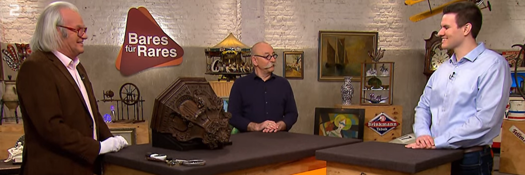 Dieses besondere Kunstobjekt kam bei „Bares für Rares“ unter den Hammer. Hier: Kunst-Experte Albert Maier, Moderator Horst Lichter und Kandidat Melchior Wolff bei der Expertise.