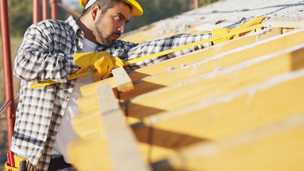 Wer ein Eigenheim bauen will, braucht jetzt besonders starke Nerven, um Dachdecker oder Zimmermänner zu bekommen. In den Betrieben im Baubereich liegen die Wartezeiten zwischen neun und 13 Wochen.