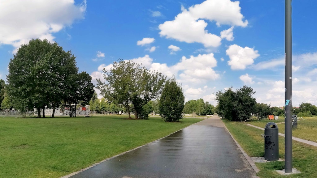 Der Mauerpark: Tagsüber wirkt er so ruhig. Doch wenn es Abend und Nacht wird, könnte er nun zum Ausweichplatz für das laute Party-Volk aus Mitte werden. 
