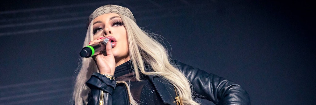 Katja Krasavice bei einem Konzert in Würzburg.
