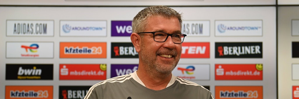 Wenn gute Laune eine Grundvoraussetzung ist, um im Pokal erfolgreich zu sein, dann ist Union schon eine Runde weiter. Trainer Urs Fischer präsentierte sich auf jeden Fall schon mal in blendender Stimmung.
