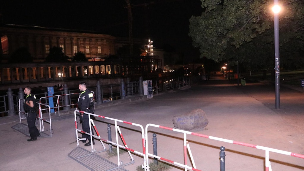 Es herrscht Ruhe am James-Simon-Park . Die Polizei hat mit Absperrgittern das Areal umzäunt. Dabei wollte Mittes Bezirksbürgermeister Stephan von Dassel den Park nicht einzäunen lassen.<br> <br>