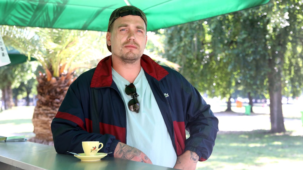 Richard Essing (35), Gastronom im Theater im nahen Monbijoupark, befürchtet, dass das wilde Party-Volk vom James-Simon-Park nun dorthin zieht.