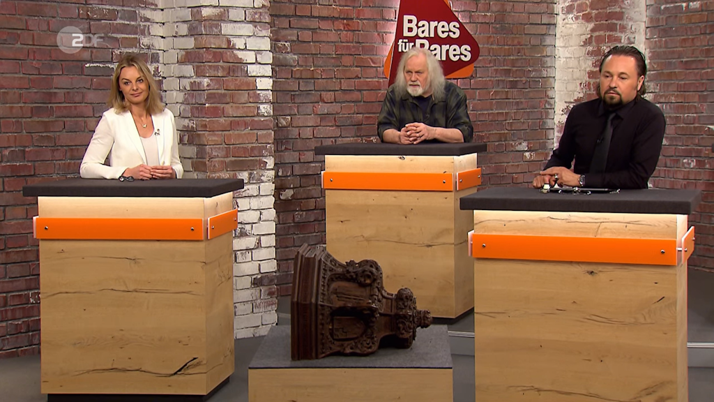 Auch die Händler staunen über das wertvolle Kunstobjekt, das ein Stück der Kölner Geschichte ist. „Bares für Rares“-Händlerin Susanne Steiger (l.) bekommt letztendlich den Zuschlag.