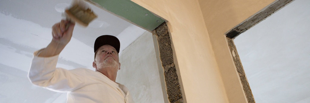 Wer jetzt etwa seine Wohnung von Fachleuten renovieren lassen will, muss im Schnitt zehn Wochen auf einen Handwerker warten. Denn auch Maler sind bei Großbauprojekten derzeit gut beschäftigt. 