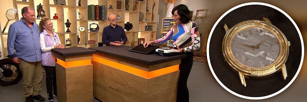 Links: Die Kandidaten Eveline Anker und Norbert Pohlmann, Moderator Horst Lichter und Schmuck-Expertin Heide Rezepa-Zabel bei der Expertise im Studio von Bares für Rares. Rechts: Die Uhr birgt ein Geheimnis.