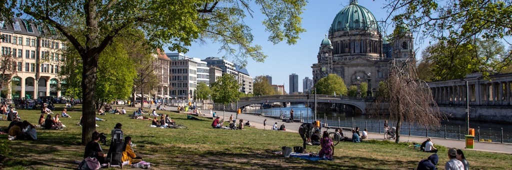 Der James-Simon-Park ist am Tag und vor allem in der Nacht ein beliebter Treffpunkt.