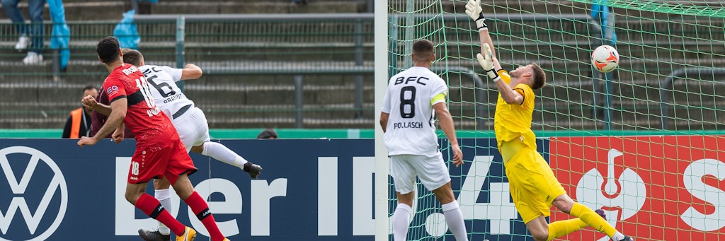 Der Anfang vom Ende: Stuttgarts Hamadi Al Ghaddioui bringt den VfB mit 1:0 in Führung. BFC-Keeper Dmitri Stajila ist machtlos. 