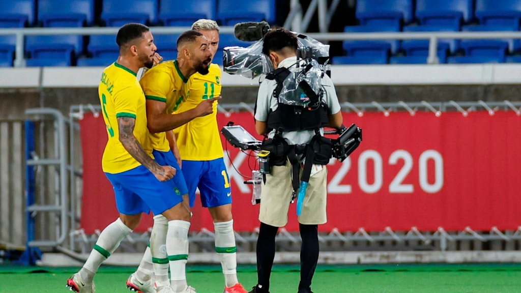 Grüße nach Brasilien – und an einen neuen Klub? Hertha-Star Matheus Cunha jubelt mit seinen Mitspielern über die Goldmedaille bei Olympia. 